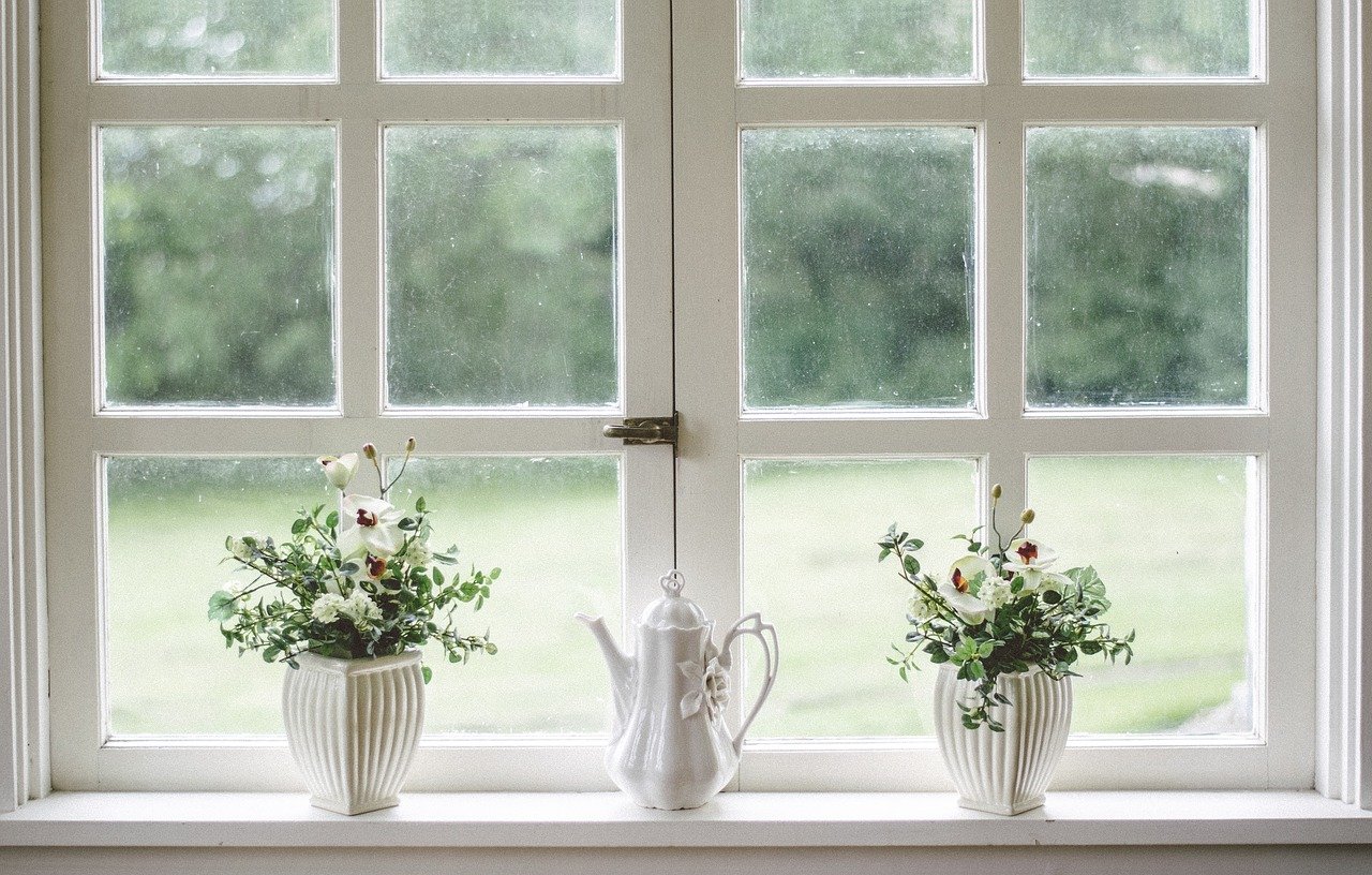Home staging kwiaty przy oknie